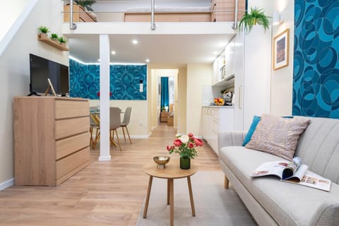 TV and multimedia, Kitchen or kitchenette, Living room, Photo of the whole room, Decorative detail, Decorative detail, Seating area, Dining area, Evening entertainment, air conditioner
