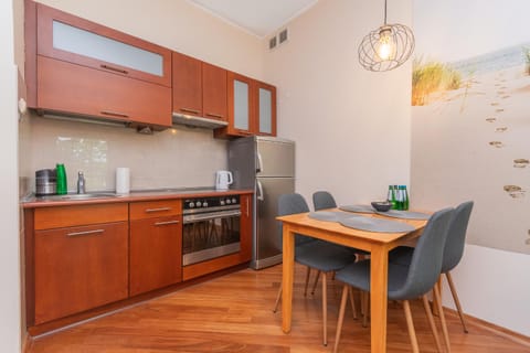 Coffee/tea facilities, Kitchen or kitchenette, Dining area, oven, stove