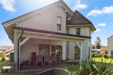 Property building, Patio, Day, Garden, Garden view