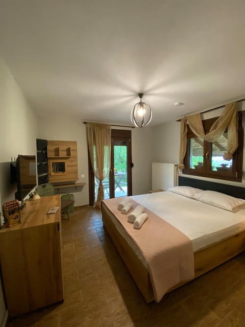 Bed, TV and multimedia, Bedroom