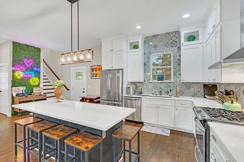 CMA FEST The BlueBelle E Nash Songwriter Stay 3 Bed 3 Bath Hot Tub Fenced Yard 30 or more Days by SkyRun Nashville House in East Nashville