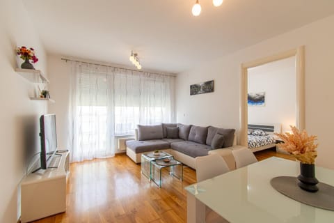 Bed, TV and multimedia, Living room, Decorative detail, Seating area, Dining area, Bedroom, Family, heating