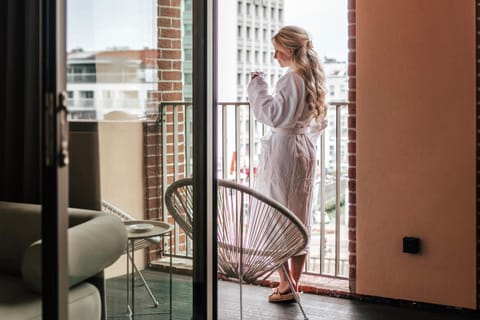 People, View (from property/room), Balcony/Terrace, City view, River view, River view