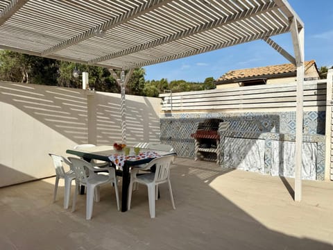 Patio, Day, Dining area