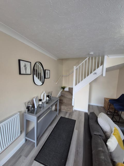 Cosy 2 Bedroom House Stevenage Old town Close to Train Station Free Parking Sleeps 4-6 House in Stevenage