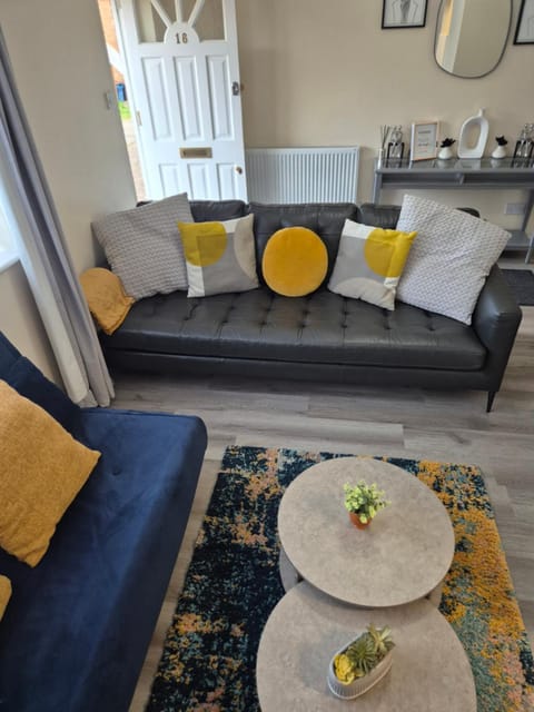 Cosy 2 Bedroom House Stevenage Old town Close to Train Station Free Parking Sleeps 4-6 House in Stevenage