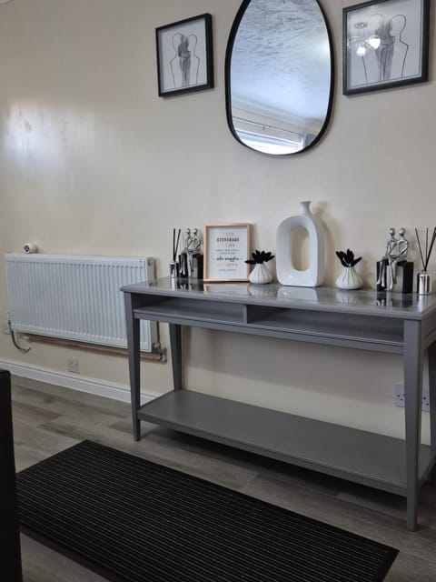 Cosy 2 Bedroom House Stevenage Old town Close to Train Station Free Parking Sleeps 4-6 House in Stevenage