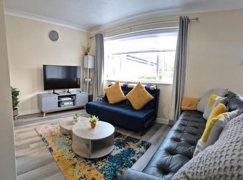 Cosy 2 Bedroom House Stevenage Old town Close to Train Station Free Parking Sleeps 4-6 House in Stevenage