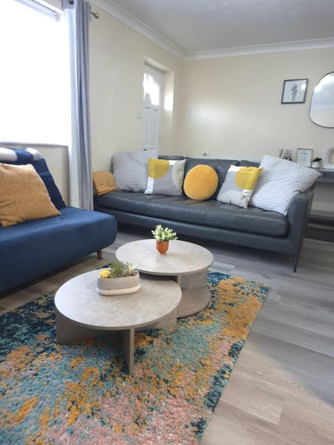 Cosy 2 Bedroom House Stevenage Old town Close to Train Station Free Parking Sleeps 4-6 House in Stevenage