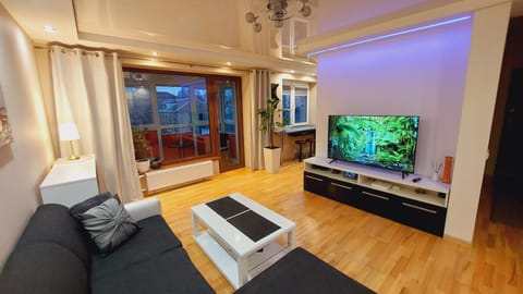 Communal lounge/ TV room, TV and multimedia, Living room, Seating area, Evening entertainment