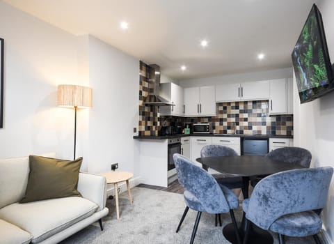 TV and multimedia, Kitchen or kitchenette, Living room, Seating area, Dining area, stove
