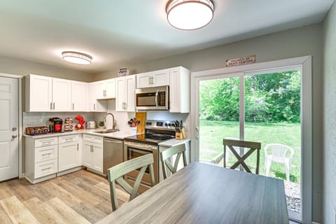 2 Mi to Dtwn Family Home in Warsaw! House in Warsaw