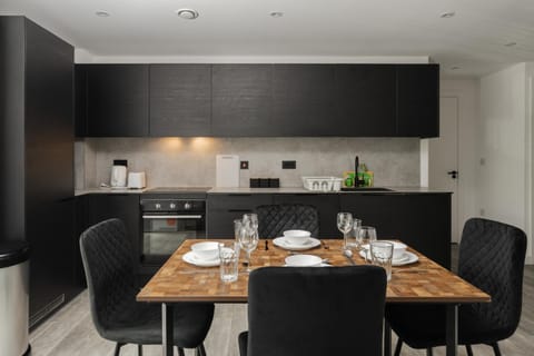 Pristine Old Trafford & City Centre 2BD 2BT Apt - Balcony Apartment in Stretford