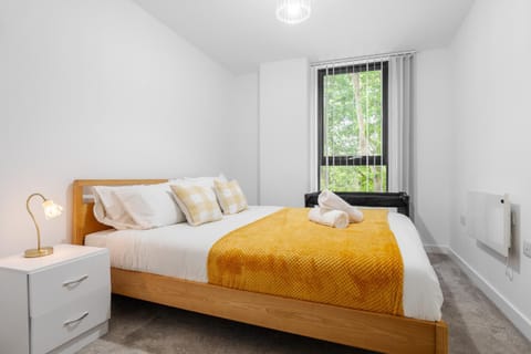 Pristine Old Trafford & City Centre 2BD 2BT Apt - Balcony Apartment in Stretford