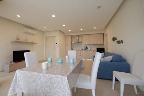 TV and multimedia, Kitchen or kitchenette, Living room, Seating area, Dining area, stove