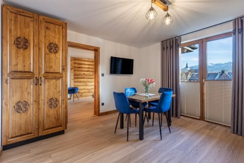 TV and multimedia, Living room, Seating area, Dining area, wardrobe