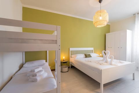 Bed, Bedroom, bunk bed, towels