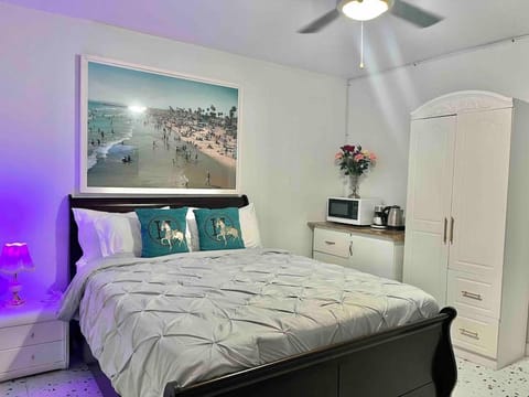 Bed, Kitchen or kitchenette, Bedroom, wardrobe