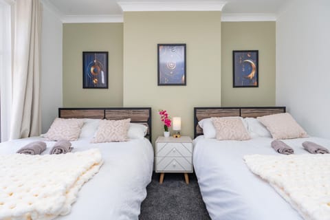 Open Mind Property - 16 Guests & Free Parking Apartment in Portsmouth