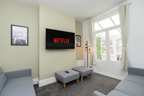 Open Mind Property - 16 Guests & Free Parking Apartment in Portsmouth