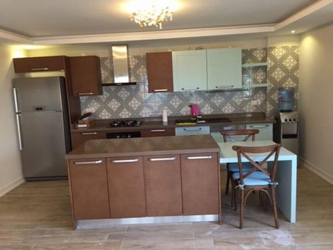 Kitchen or kitchenette, Dining area, dishwasher, minibar, oven, stove