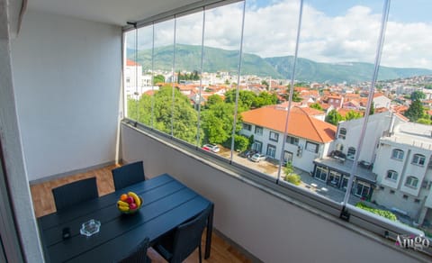 View (from property/room), Balcony/Terrace, Dining area, City view, Mountain view