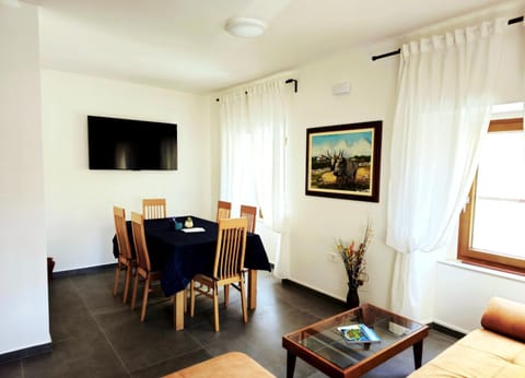 TV and multimedia, Seating area, Dining area