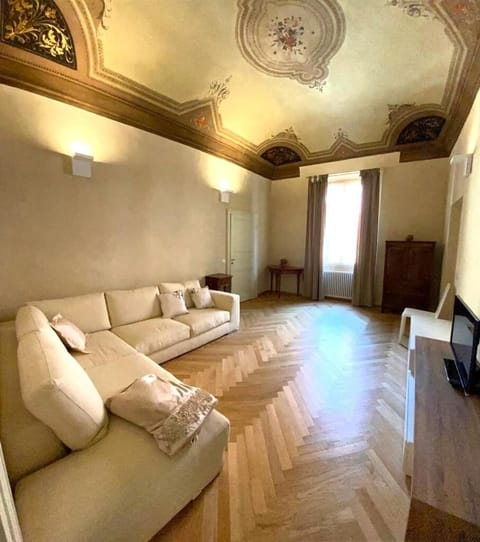 Communal lounge/ TV room, TV and multimedia, Living room, Seating area, Evening entertainment