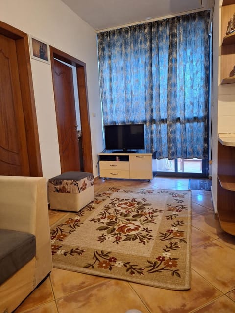 Communal lounge/ TV room, TV and multimedia, Living room, Seating area