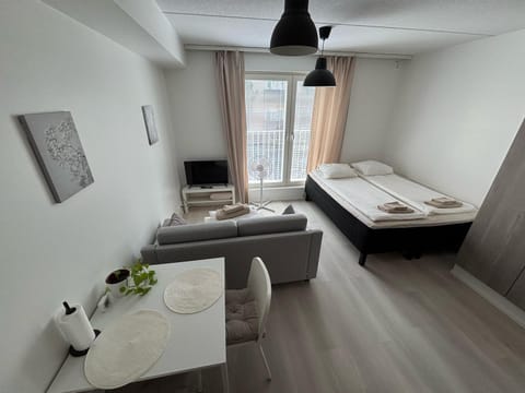 Bed, TV and multimedia, Living room, Photo of the whole room, Decorative detail, Seating area, storage, towels, wardrobe