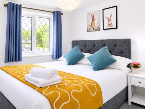 Bed, Day, Photo of the whole room, Bedroom