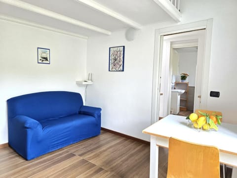 Living room, Seating area, Dining area, internet