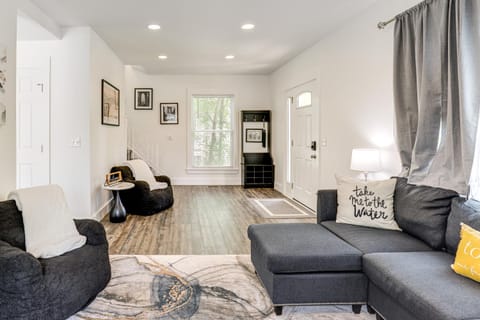 Walk to Downtown and Seneca Lake Updated Retreat! House in Geneva