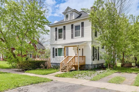 Walk to Downtown and Seneca Lake Updated Retreat! House in Geneva