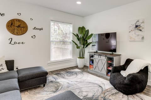 Walk to Downtown and Seneca Lake Updated Retreat! House in Geneva