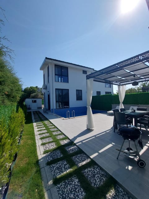 Property building, Patio, Day, Garden, Garden, Garden view