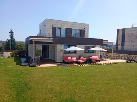 Property building, Garden, Seating area, Garden view, sunbed