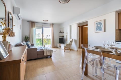 TV and multimedia, Kitchen or kitchenette, Living room, Photo of the whole room, Dining area