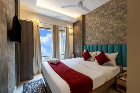 Bed, TV and multimedia, Photo of the whole room, Bedroom