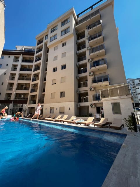 Property building, Day, Pool view, Swimming pool, sunbed
