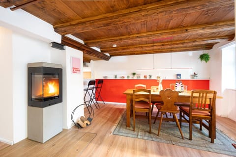 TV and multimedia, Dining area, fireplace