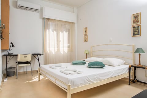 Bed, Bedroom, towels, air conditioner