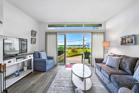Natural landscape, TV and multimedia, Living room, Seating area, Evening entertainment, Sea view