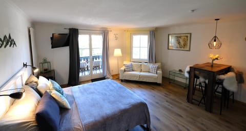 Bed, TV and multimedia, Balcony/Terrace, Photo of the whole room, Dining area