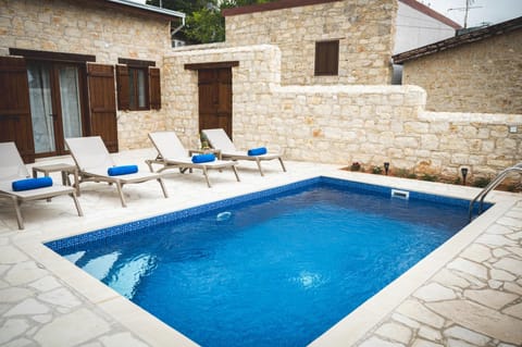 Pool view, Swimming pool, sunbed