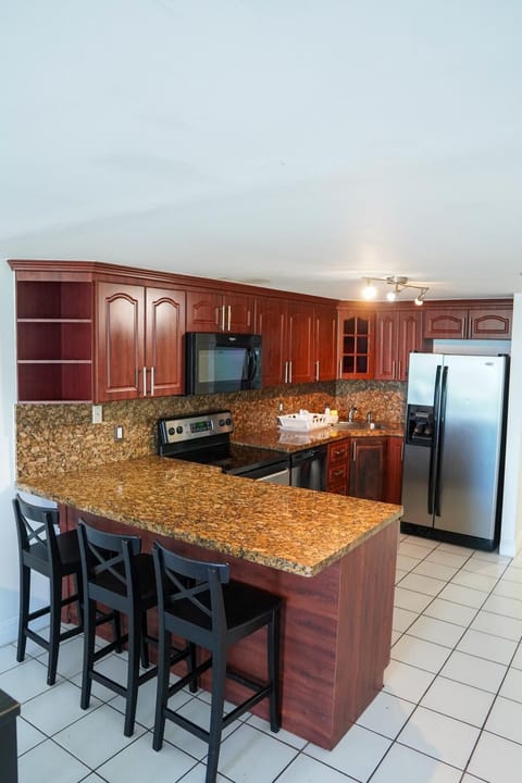 Kitchen or kitchenette, Dining area, oven