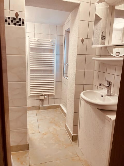 Shower, Bathroom, towels