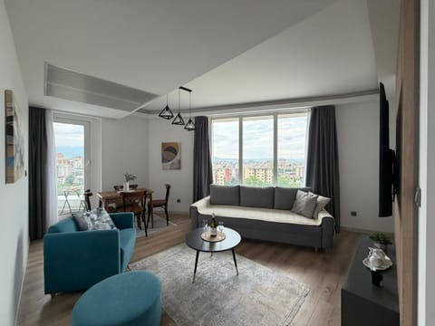 TV and multimedia, View (from property/room), Balcony/Terrace, Living room, Seating area, Dining area, City view, Mountain view, Drinks