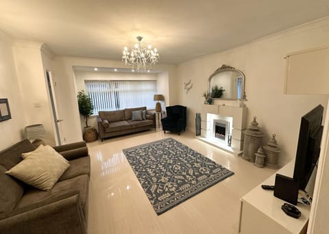 Communal lounge/ TV room, TV and multimedia, Living room, Seating area
