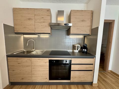 Coffee/tea facilities, stove